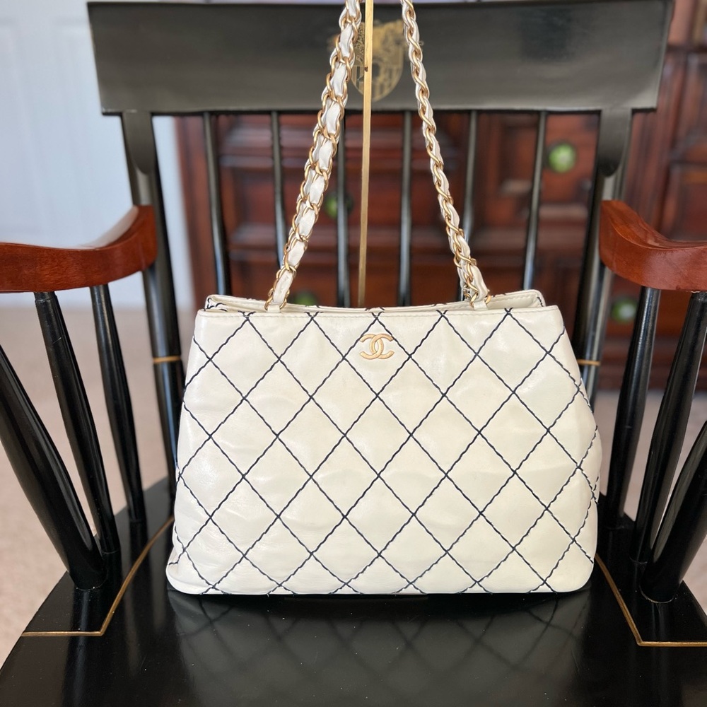 Chanel White Quilted Shoulder Bag with Chain Strap